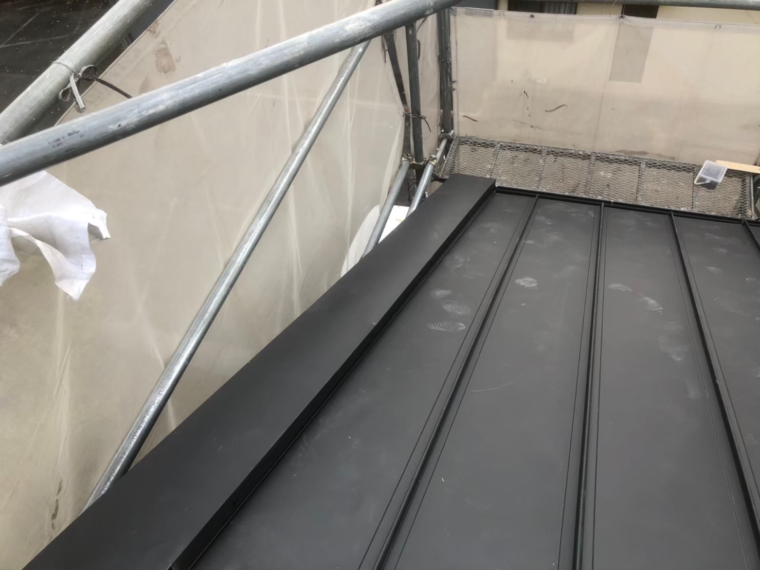 ガルバリウム鋼板で立平葺き